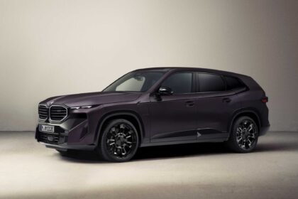BMW and Kith continue their cooperation and present the BMW XM in an exclusive edition.