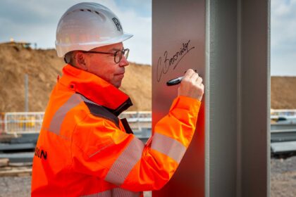 CHIEF EXECUTIVE SIGNS OFF  FIRST ABOVE-GROUND CONSTRUCTION  AT EXTENSION TO HOME OF ROLLS-ROYCE