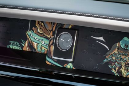 CHINESE MURAL ART: A CULTURAL TRIBUTE BY ROLLS-ROYCE