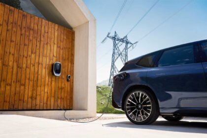 Germany’s first bidirectional Vehicle-to-Grid (V2G) charging offer from BMW Group and E.ON: Wallbox and electricity tariff now available to order.